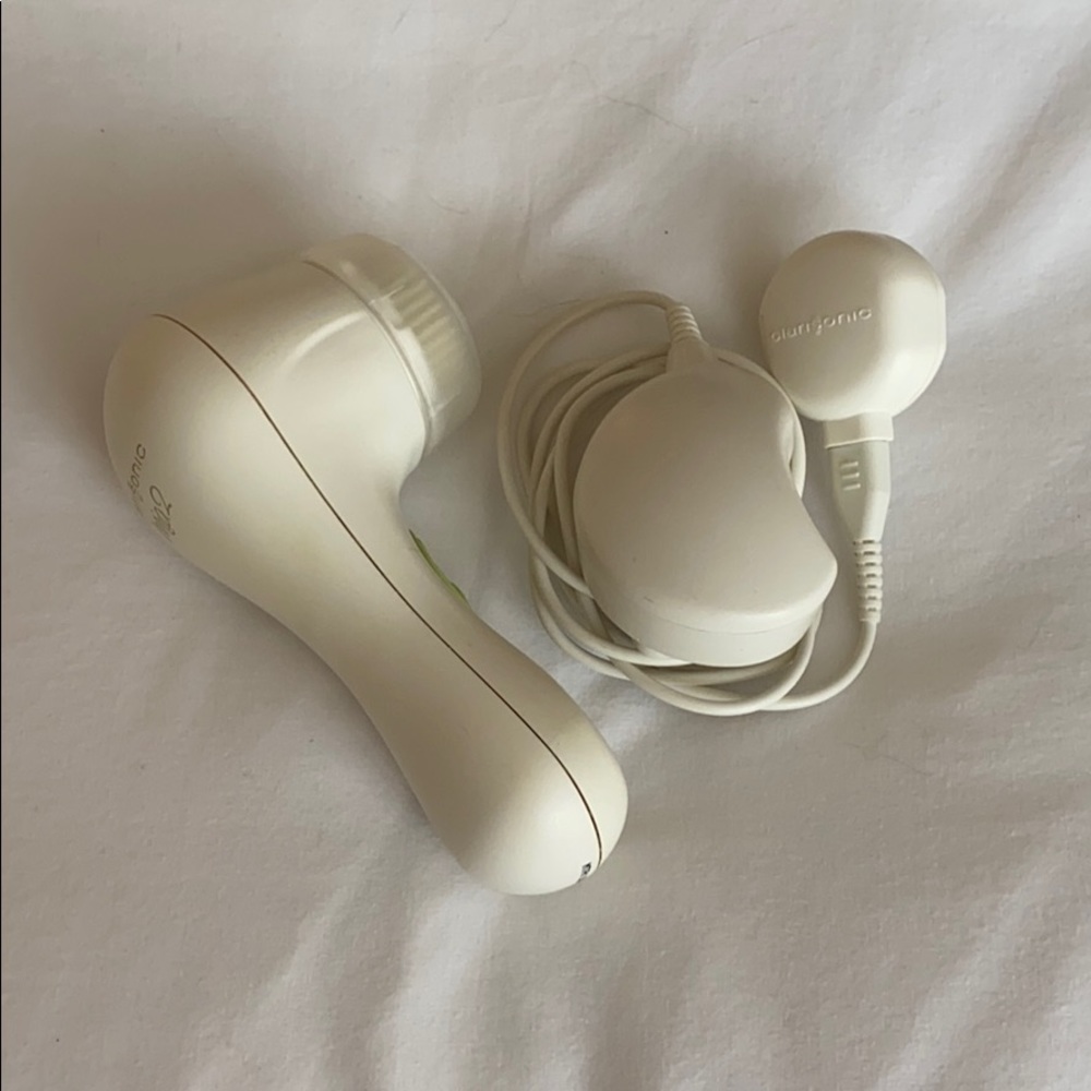 Clarisonic Mia 2 skin cleansing brush